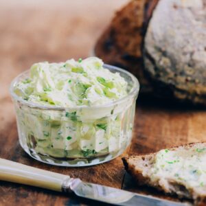 Recpt om zelf vegan kruidenboter te maken met maar een paar ingredienten